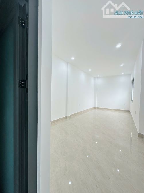 SIÊU PHẨM PHÚ NHUẬN - 3 TẦNG - SÁT MẶT TIỀN - OTO TỚI NHÀ - GẦN KHU ẨM THỰC PHAN XÍCH LONG - 1