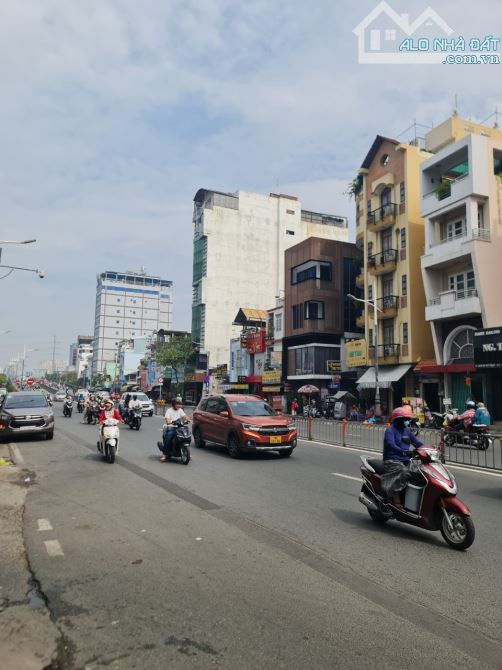 Bán nhà mặt tiền chính Dương Bá Trạc Phường 1 Quận 8. Vị trí kinh doanh, gần cầu Nguyễn Vă - 1