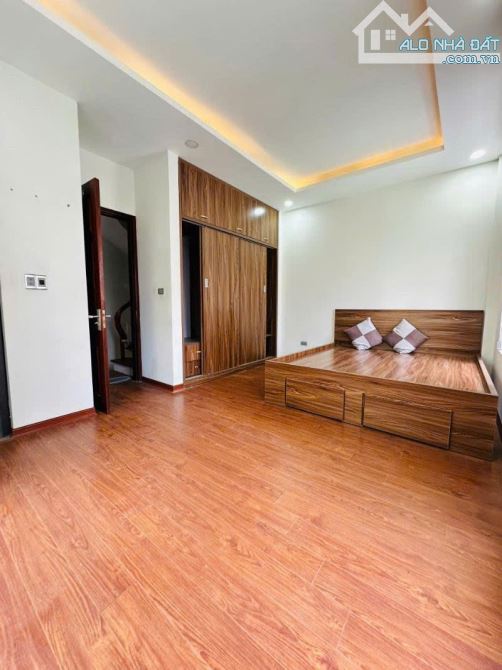 Bán nhà Nguyễn Sơn- lô góc oto dỗ cửa -full nội thất mặt tiền rộng nhỉnh 8 tỷ(thương - 2