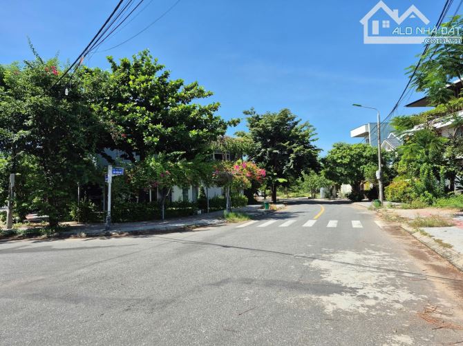 Bán lô góc 2 mặt tiền Bùi Thiện Ngộ và Huỳnh Ngọc Đủ ,Hoà Xuân.DT 236m2 - 2