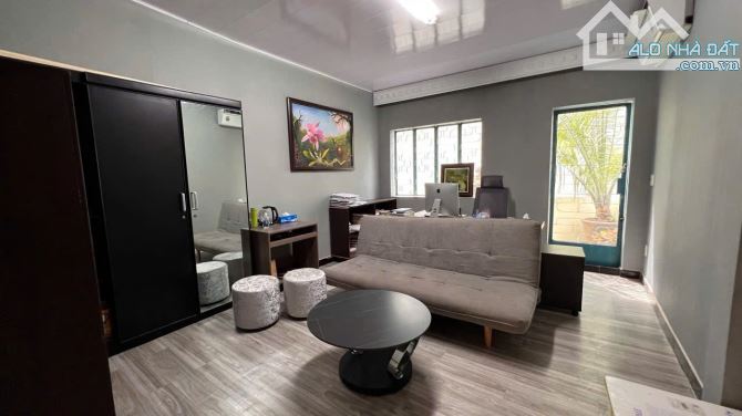 CẦN BÁN NHÀ MẶT TIỀN , CÓ HẺM SAU 4M ĐƯỜNG NGUYỄN VĂN NGUYỄN P TÂN ĐỊNH Q1 - 2