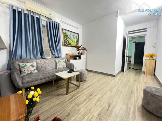 Chung cư 590, CMT8, Phường 11, Quận 3: 80m2,2p ngủ, Nt, 11tr/th - 3