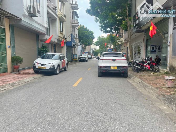 Bán 94m đất mặt phố Nguyễn Văn Hưởng, sau nhà là hồ siêu mát mẻ, làm trụ sở,kinh doanh tốt