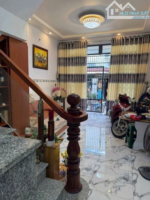 Bán nhà Phú Định P.16 Quận 8: DT 40m2 - 3