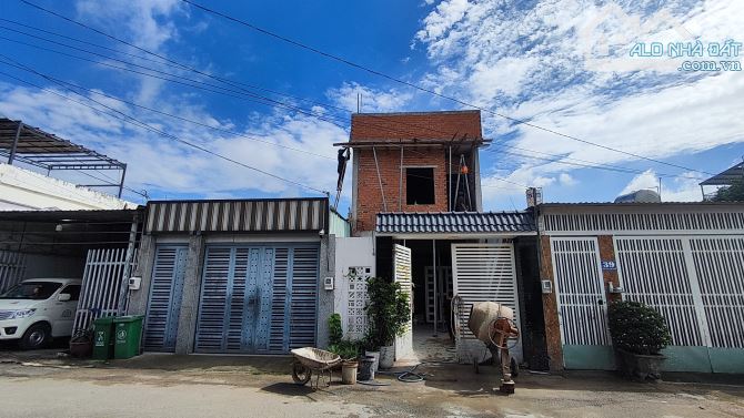 BÁN NHÀ MĂT TIỀN, SỔ RIÊNG, 135M2 Gần thị trấn hóc môn, nhỉnh 4 Tỷ - 5