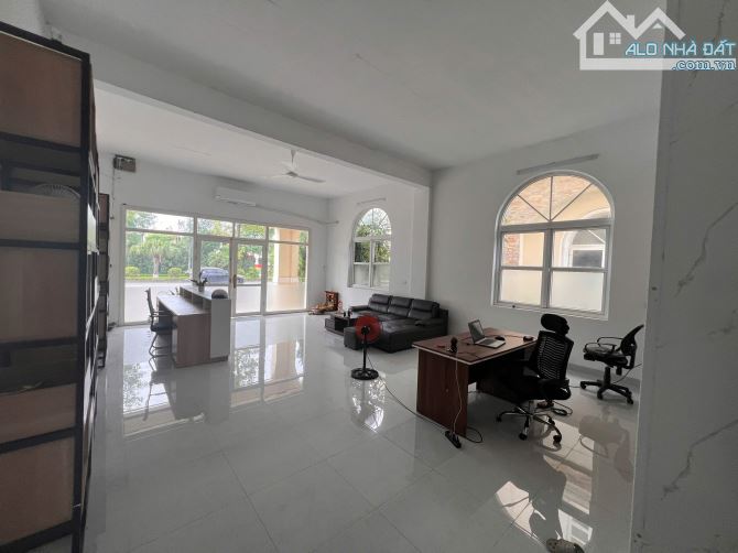 Cho thuê shophouse lô góc 210m Mặt đường chính, Full nội thất KĐT Nam An Khánh, giá 25tr - 6