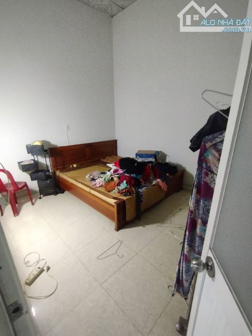 NHÀ CẤP 4  - MẶT CHỢ XÓM MỚI - 199M²/60Tr,M² - NGANG 5.5M NỞ 7.3M - HẺM 6M THỐNG NHẤT - 7