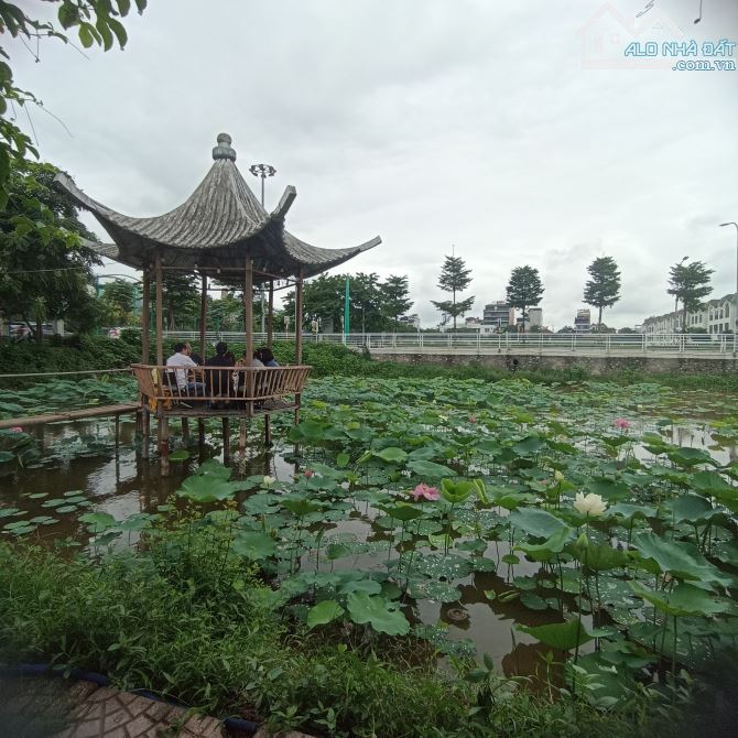 Bán đất tặng nhà 3 tầng ôtô tránh ở âu cơ nhật tây hồ khu chung tâm du lịch quận tây hồ