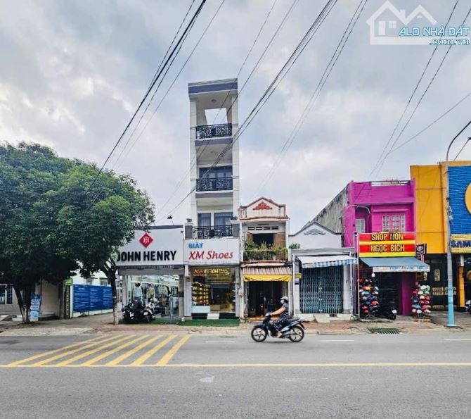 Nhà phố mặt tiền kinh doanh sầm uất Nguyễn An Ninh gần khu hành chính và chợ Dĩ An 1.