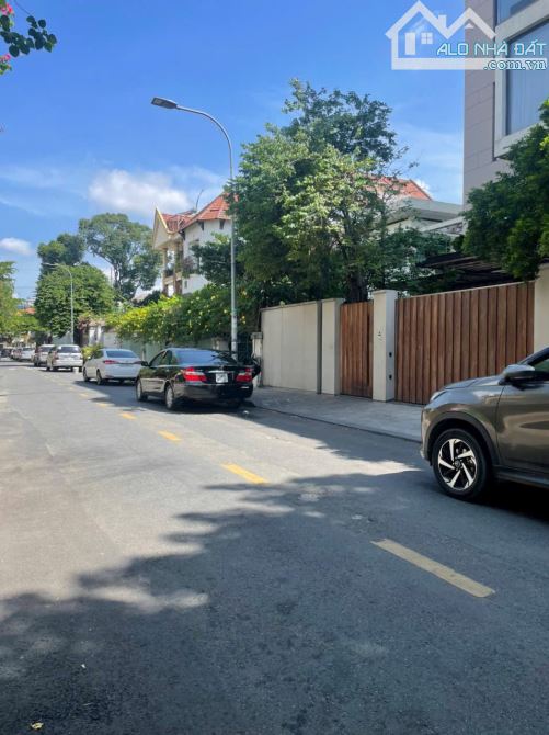 Cần bán nhà hẻm xe hơi 339 Lê Văn Sỹ, P. 13, Q. 3 , trệt 2 lầu ST DT: 9m x 20m, giá 39tỷ