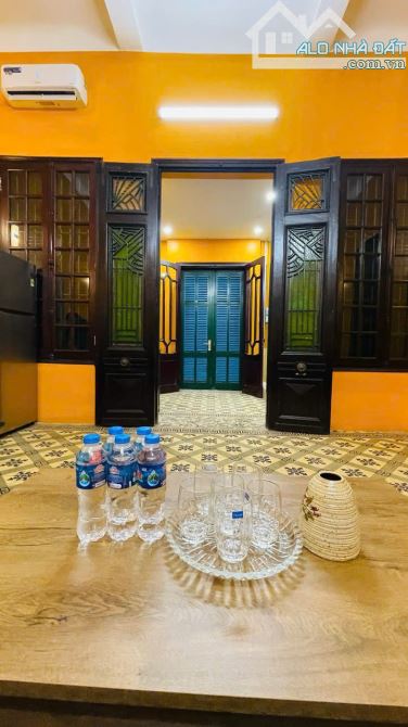 Cho thuê nhà riêng phố Hàng Đào 100m2, giá 30 triệu/tháng.