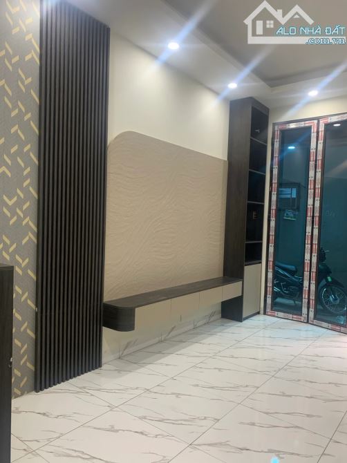 BÁN NHÀ KIM GIANG, NGÕ RỘNG THOÁNG, BA GÁC ĐỖ CỬA, NHÀ MỚI Ở NGAY, GẦN NGÃ TƯ SỞ
