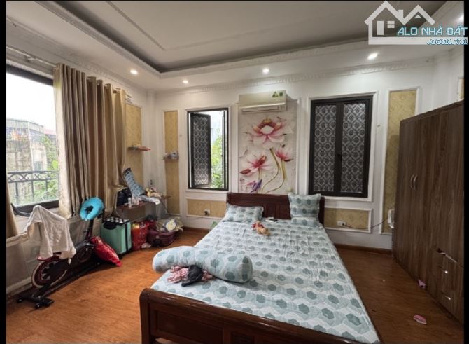7.x Tỷ/ 40 M2 /5 Tầng/ 4.4 M tiền .Thạch Bàn. Ô TÔ