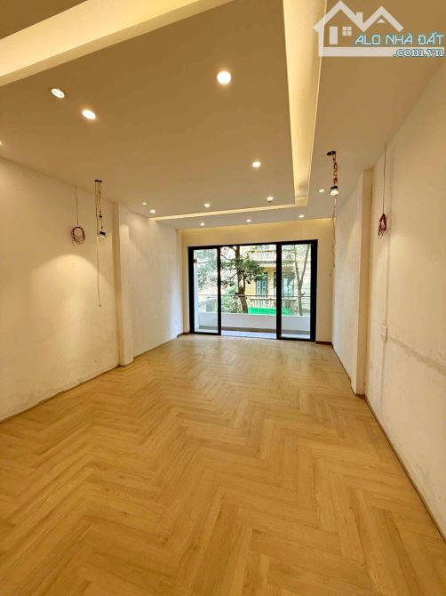 Bán nhà PL Hoàng Cầu- 2 thoáng- vỉa hè- oto tránh- Thang máy- KD đa dạng- DT 70M