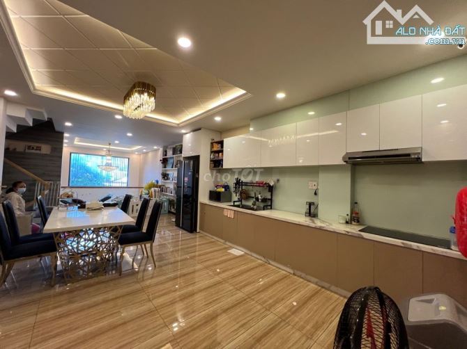 Hai Mặt Tiền Giao Lộ 3/2 Nguyễn Chí Thanh Q11 ( 3.5 * 14 ) 4 Lầu 9.9 Tỷ