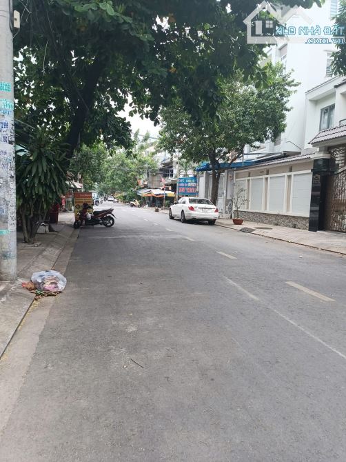 Bán nhà MT Lê Niệm Tân Phú 7.7x20m đúc 3 lầu ST giá 20.5 tỷ TL (gần Võ Văn Dũng)