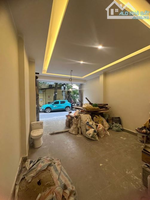 Hoàng Cầu, 62m2, nhà đẹp, trước nhà ô tô tránh, gara, thoáng trước sau