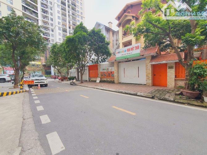 Bán nhà Cầu Giấy Ô tô tránh 8 tầng thang máy 1 nhà ra phố