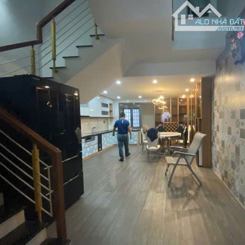 Cần bán nhà 3 tầng đường Bùi Trang Chước, Hòa Xuân giá tốt