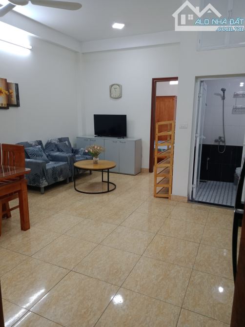 Cho thuê căn hộ dịch vụ 2N1K 65m2 tầng 3 Ngõ 141 Phố Trích Sài, Tây Hồ, Hà Nội.