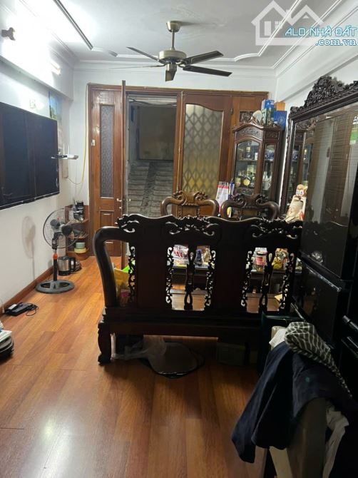 Cho thuê căn hộ Tập Thể Hai Bà Trưng, Tràng Tiền, Hoàn Kiếm. Gần Hồ Gươm. Giá: 10 tr/tháng