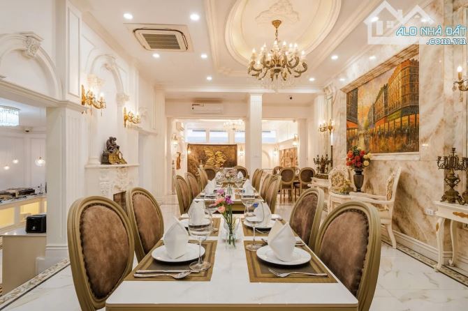 Bán toà khách sạn mặt phố Nguyễn Văn Cừ 320m 9T MT10m 265 tỷ dòng tiền 800 triệu