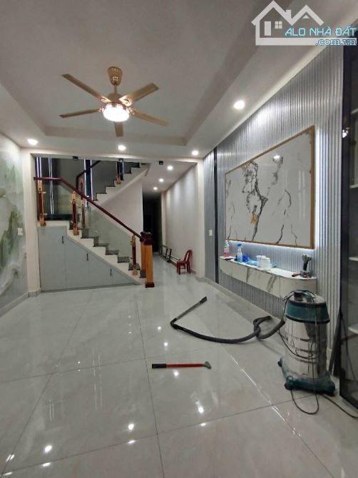 Nhà mới xây đẹp lung linh, 3 tầng đúc BTCT, 66m2, ôtô đổ cửa, Chánh Hưng, SHR hoàn công đủ