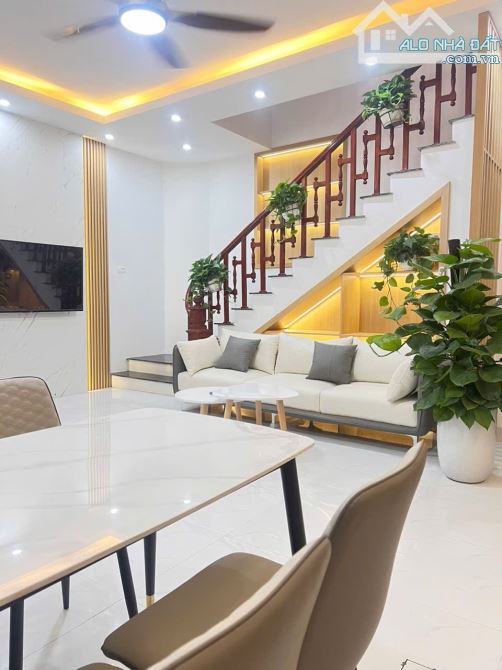 La phù 40m2 nhà 4 tầng mt 5.6m- giá chỉ 5 tỷ- dân trí cao tiện ích bạt ngàn