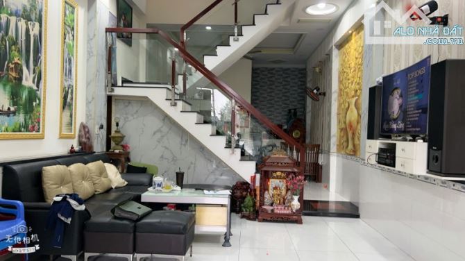 Bán nhà mới ĐẸP 3 Tầng Dĩ An,đường nhựa 13M,gần chợ Thông Dụng