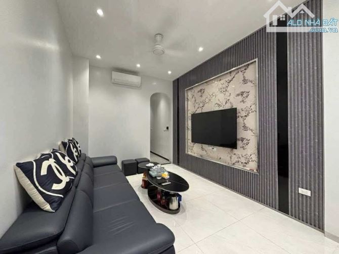 Bán nhà Xuân Đỉnh, 34m2 nhỉnh 9 tỷ, ngõ thông, gần ô tô, sát phố, tháng máy, lô góc