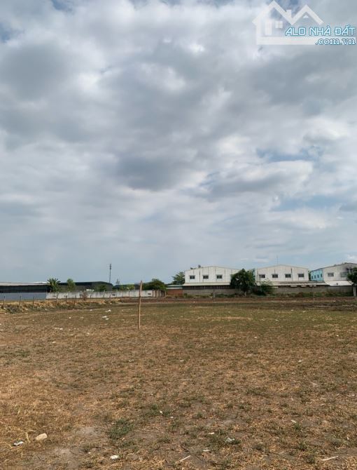 Bán lô đất 9,310m2, mặt tiền đường Nguyễn Thị Đành, Hóc Môn, giá 57,5 tỷ thương lượng