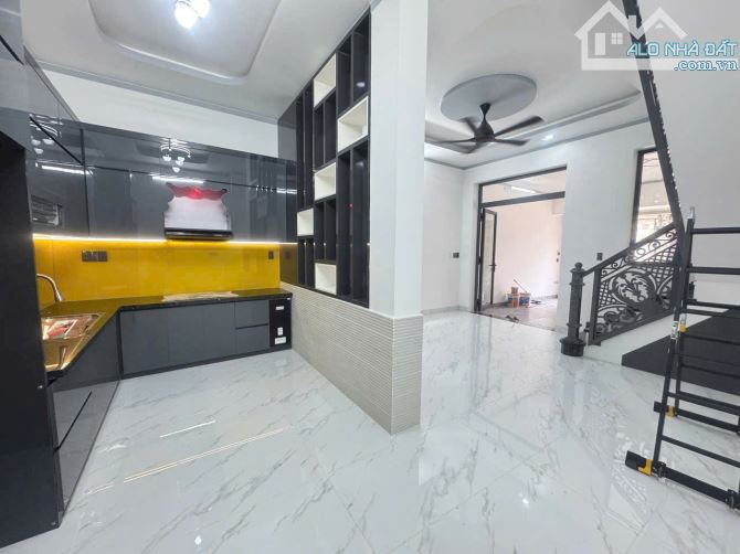 Nhà 1Lầu 1Trệt Mới Xây Có Hoàn Công.2 Ô Tô Né Nhau.Full Nội Thất CAO CẤP