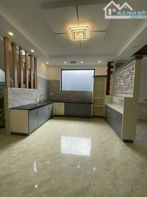 6TY8 CÓ NGAY NHÀ PHỐ 2 MẶT TIỀN GA RA Ô TÔ GẦN CHỢ LỚN SỐ 6 ĐƯỜNG NGUYỄN SIÊU ĐÀ LẠT - 1