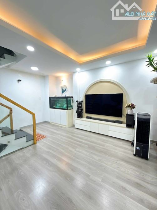Bán nhà đẹp 5 tầng Lạc Long Quân Tân Bình, ngang đẹp 4.6m giá chỉ 5.85 tỷ - 1