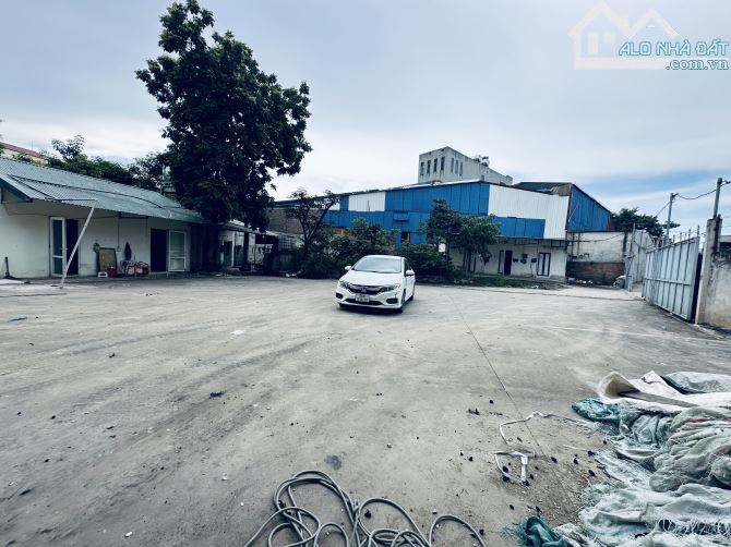 Cho thuê 2000m2 sẵn nhà xưởng 1300m2 sân bãi 700m - 1