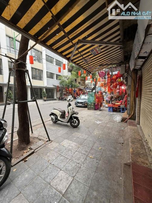 Mặt phố Hàng Lược 215m2, 3 tầng mt 10m, 176 tỷ, lô góc vỉa hè rộng, hiếm có Phố cổ Hà Nội - 1
