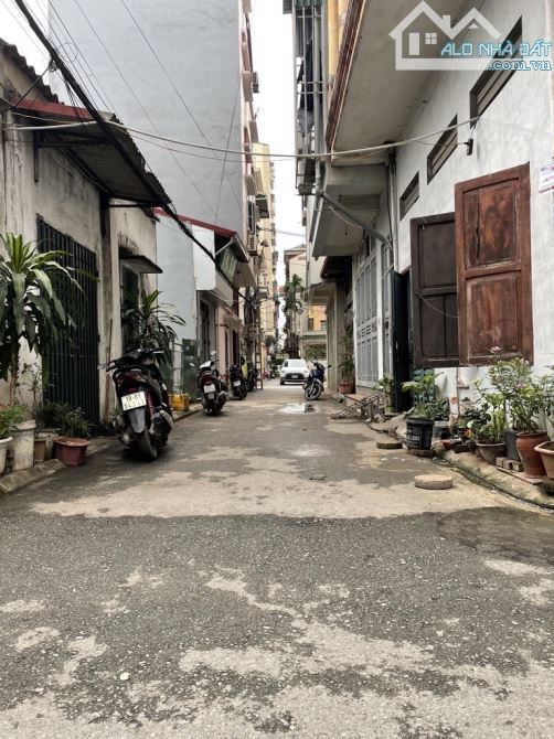 Bán 71m2 đất, tặng nhà cấp 4, lô góc, đường thông, kinh doanh tại thị trấn Trâu Quỳ - 1