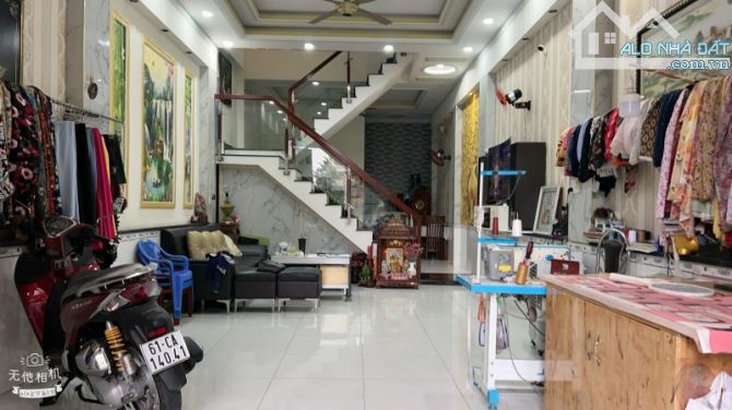 Bán nhà mới ĐẸP 3 Tầng Dĩ An,đường nhựa 13M,gần chợ Thông Dụng - 1