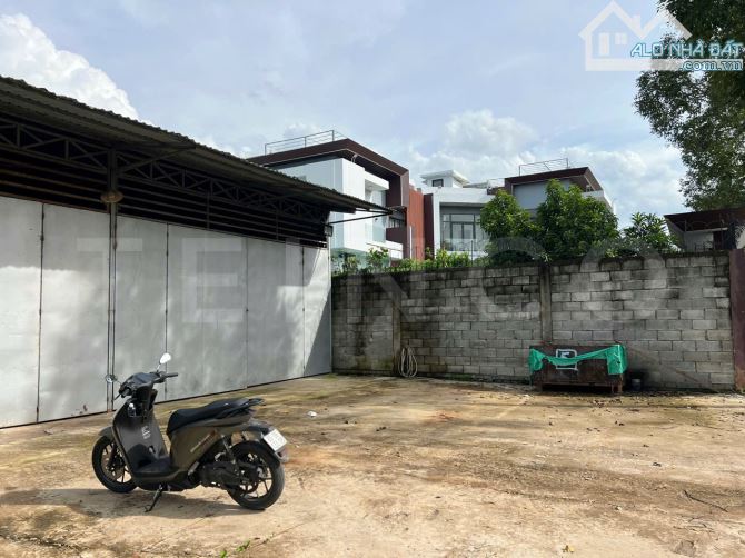 Kho xưởng bãi 468m² kho xây dựng 260m² gần khu công nghiệp Hưng Phú - 1