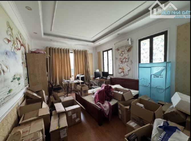 7.x Tỷ/ 40 M2 /5 Tầng/ 4.4 M tiền .Thạch Bàn. Ô TÔ - 2