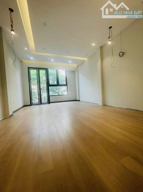 Bán nhà phân lô Hoàng Cầu, oto tránh, thang máy. 71m2 x 5T, MT 4m. 27,8 tỷ. - 2