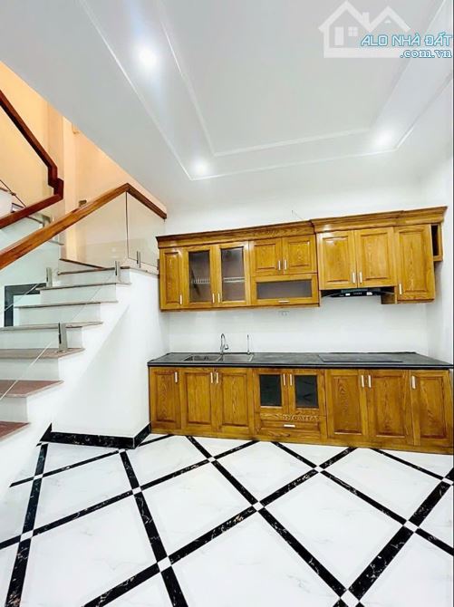 BÁN NHÀ BÙI HUY BÍCH GIẢI PHÓNG - Ô TÔ VÀO NHÀ - 5 TẦNG - 43/48M² - NỘI THẤT XỊN - 9.9 TỶ - 2