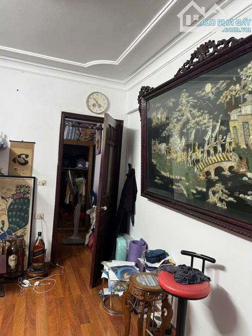 Cho thuê căn hộ Tập Thể Hai Bà Trưng, Tràng Tiền, Hoàn Kiếm. Gần Hồ Gươm. Giá: 10 tr/tháng - 2