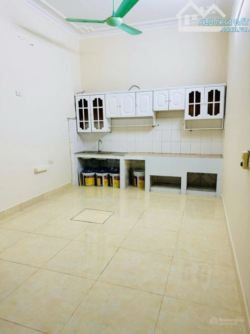 Cho thuê nhà 4 tầng ngõ 2 phố Đặng Thùy Trâm, Cầu Giấy. Giá: 16.5tr - 3