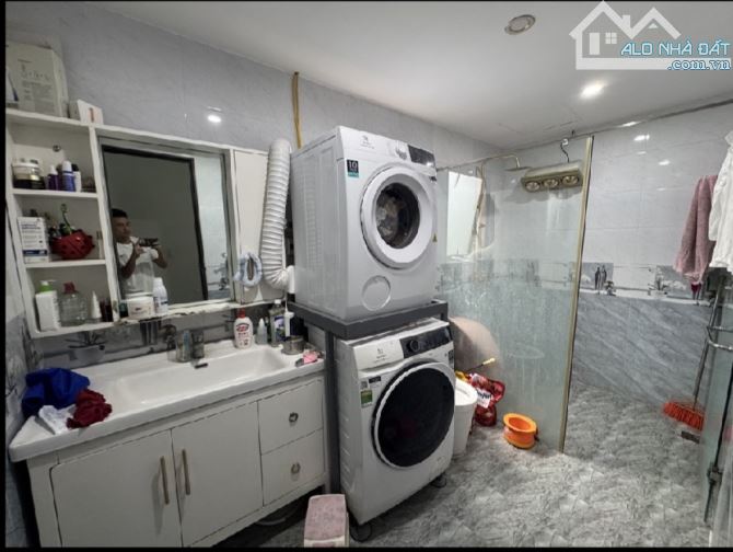 7.x Tỷ/ 40 M2 /5 Tầng/ 4.4 M tiền .Thạch Bàn. Ô TÔ - 3