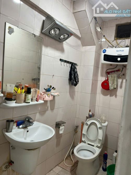 Cho thuê căn hộ Tập Thể Hai Bà Trưng, Tràng Tiền, Hoàn Kiếm. Gần Hồ Gươm. Giá: 10 tr/tháng - 3