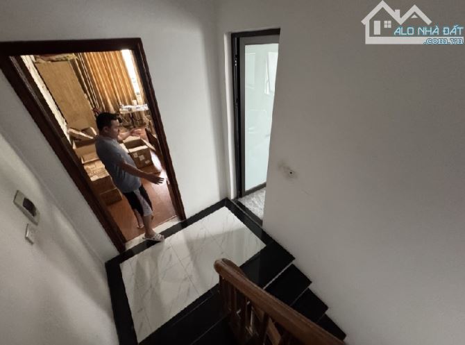 7.x Tỷ/ 40 M2 /5 Tầng/ 4.4 M tiền .Thạch Bàn. Ô TÔ - 4