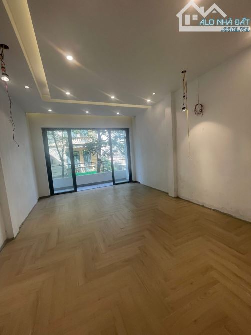 Hoàng Cầu, 62m2, nhà đẹp, trước nhà ô tô tránh, gara, thoáng trước sau - 4