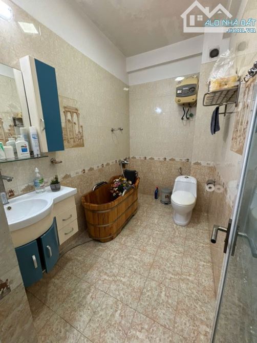 Bán căn 4 tầng x 75m mặt Ngô Gia Tự. Giá 15.5 tỷ - 6