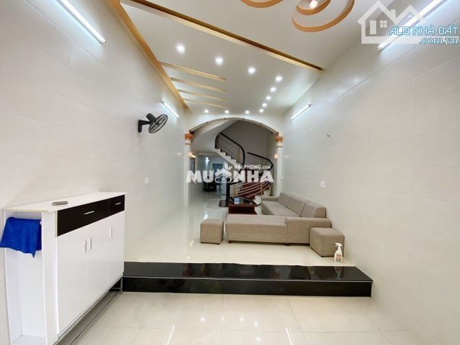 Bán nhà mặt đường Nguyễn Công Hoan lô 22 Lê Hồng Phong, dt 60m2, ngang 4m, nhà 3.5 tầng